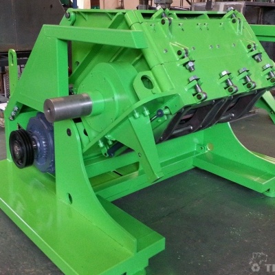 Mill with serrated knives - single shaft shredder for tires