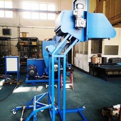 Feeding device for knife mill